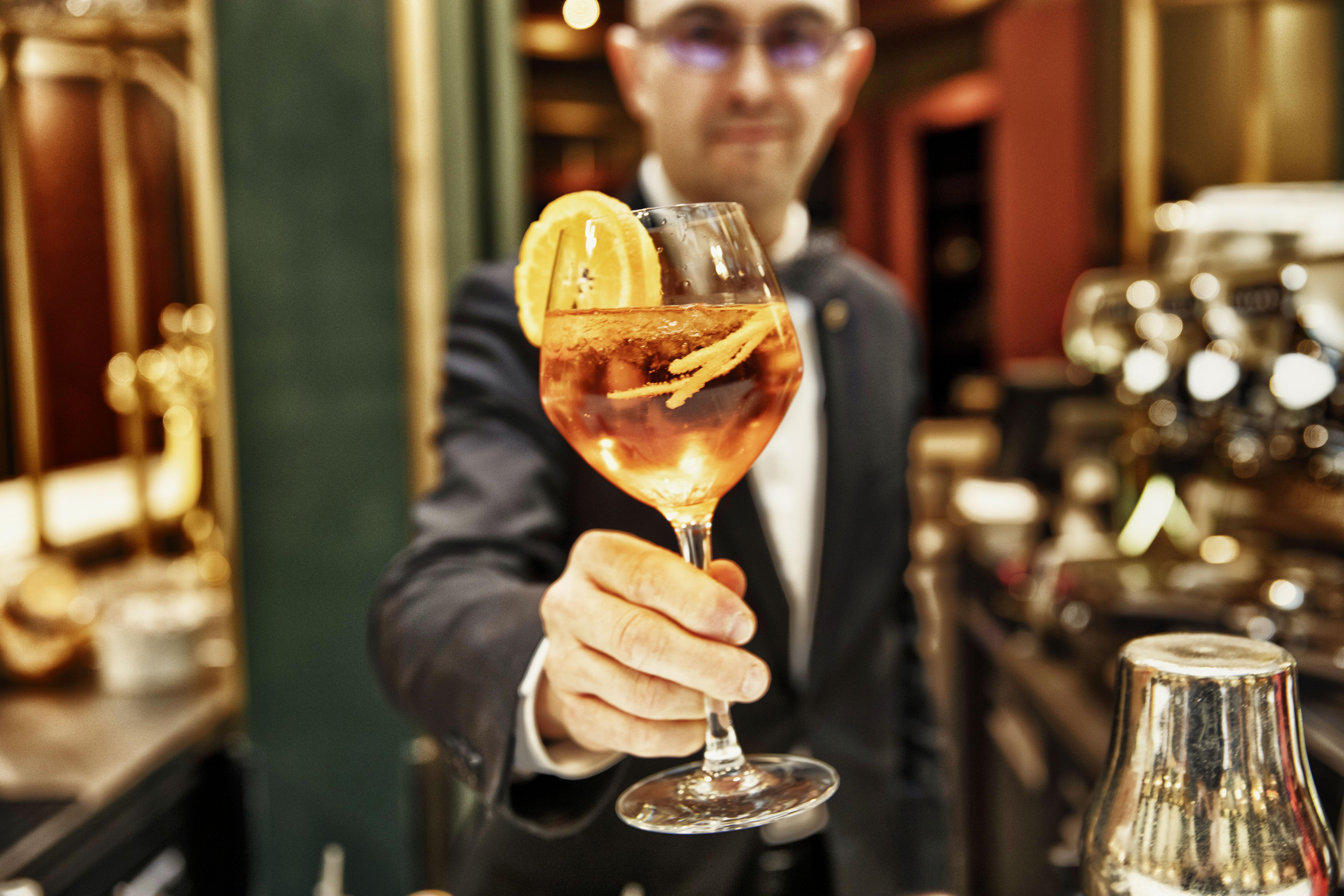 Nest Paris La Defense - Mgallery Puteaux Exteriör bild A bartender serving a cocktail