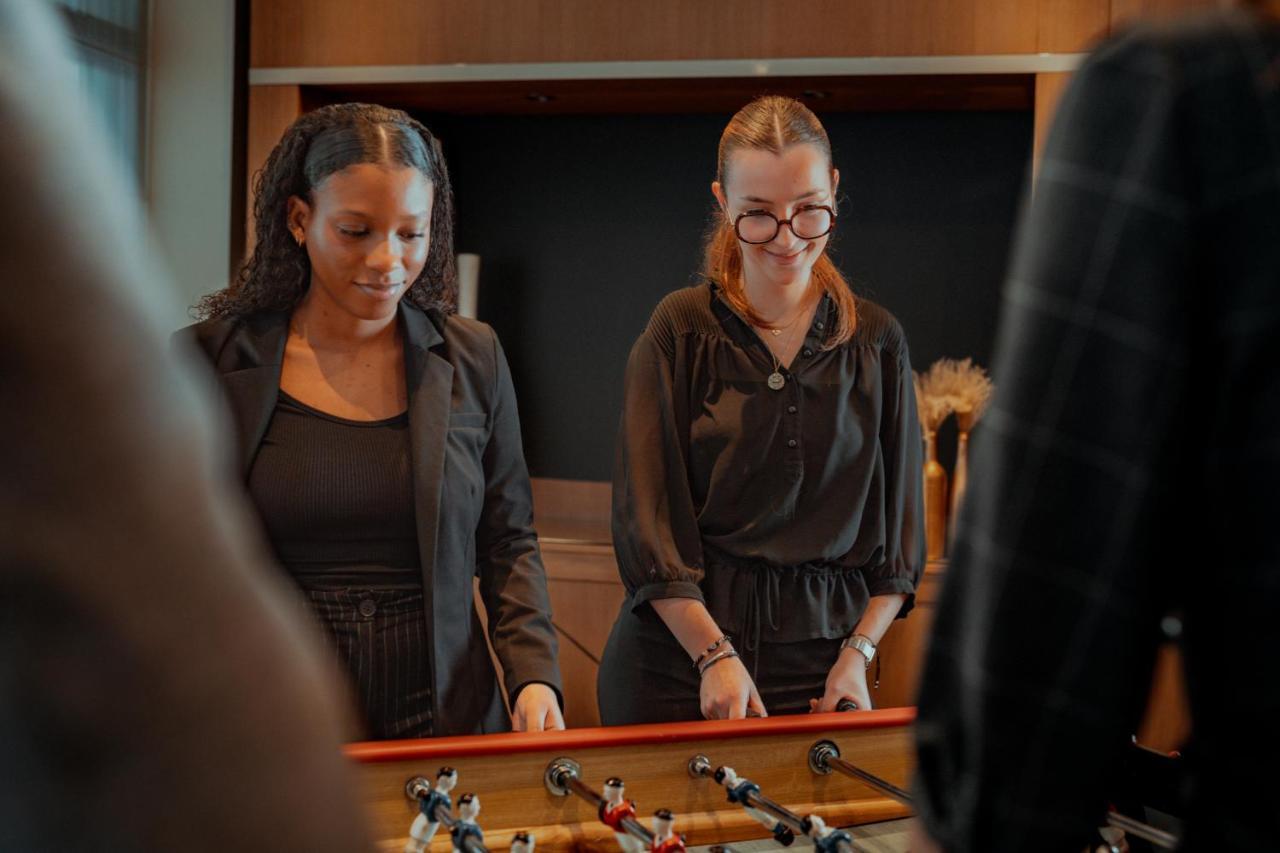Nest Paris La Defense - Mgallery Puteaux Exteriör bild Two women playing table football