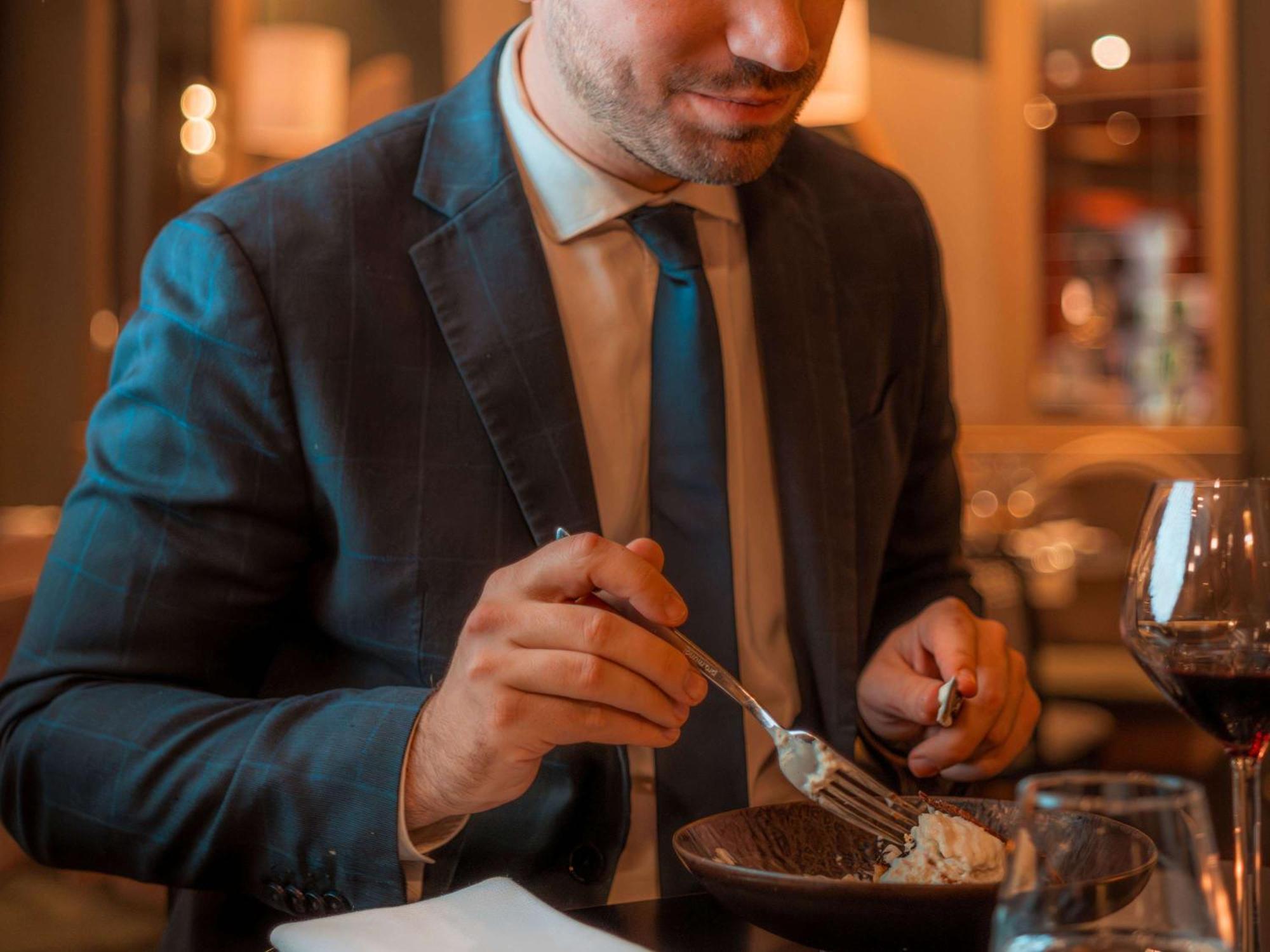 Nest Paris La Defense - Mgallery Puteaux Exteriör bild A man eating a chocolate dessert
