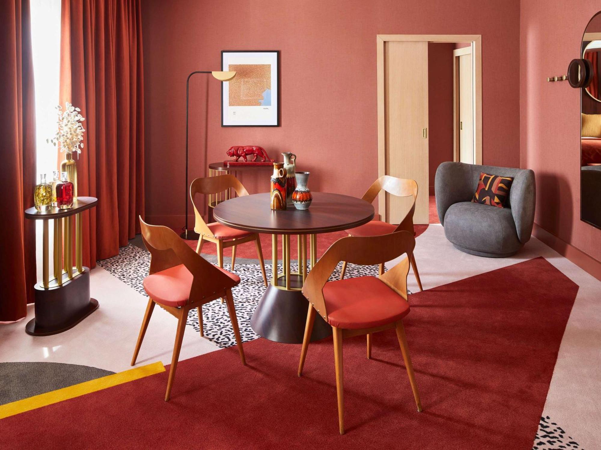 Nest Paris La Defense - Mgallery Puteaux Exteriör bild A dining room with a red carpet