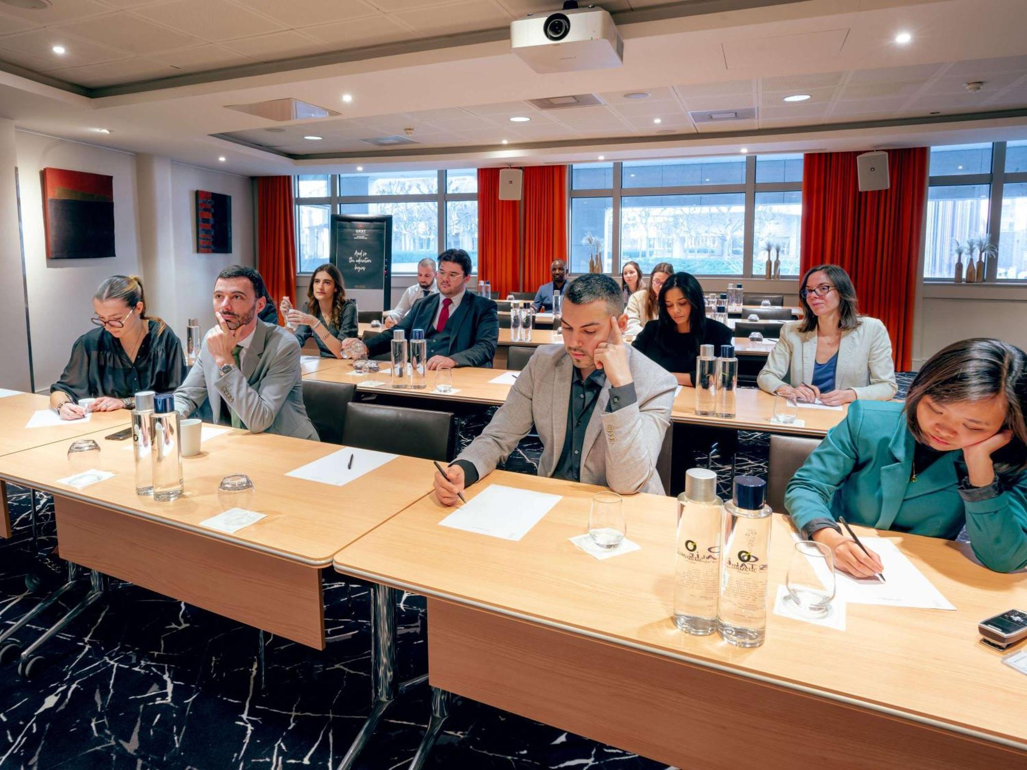 Nest Paris La Defense - Mgallery Puteaux Exteriör bild Participants at a meeting of the European Research Council
