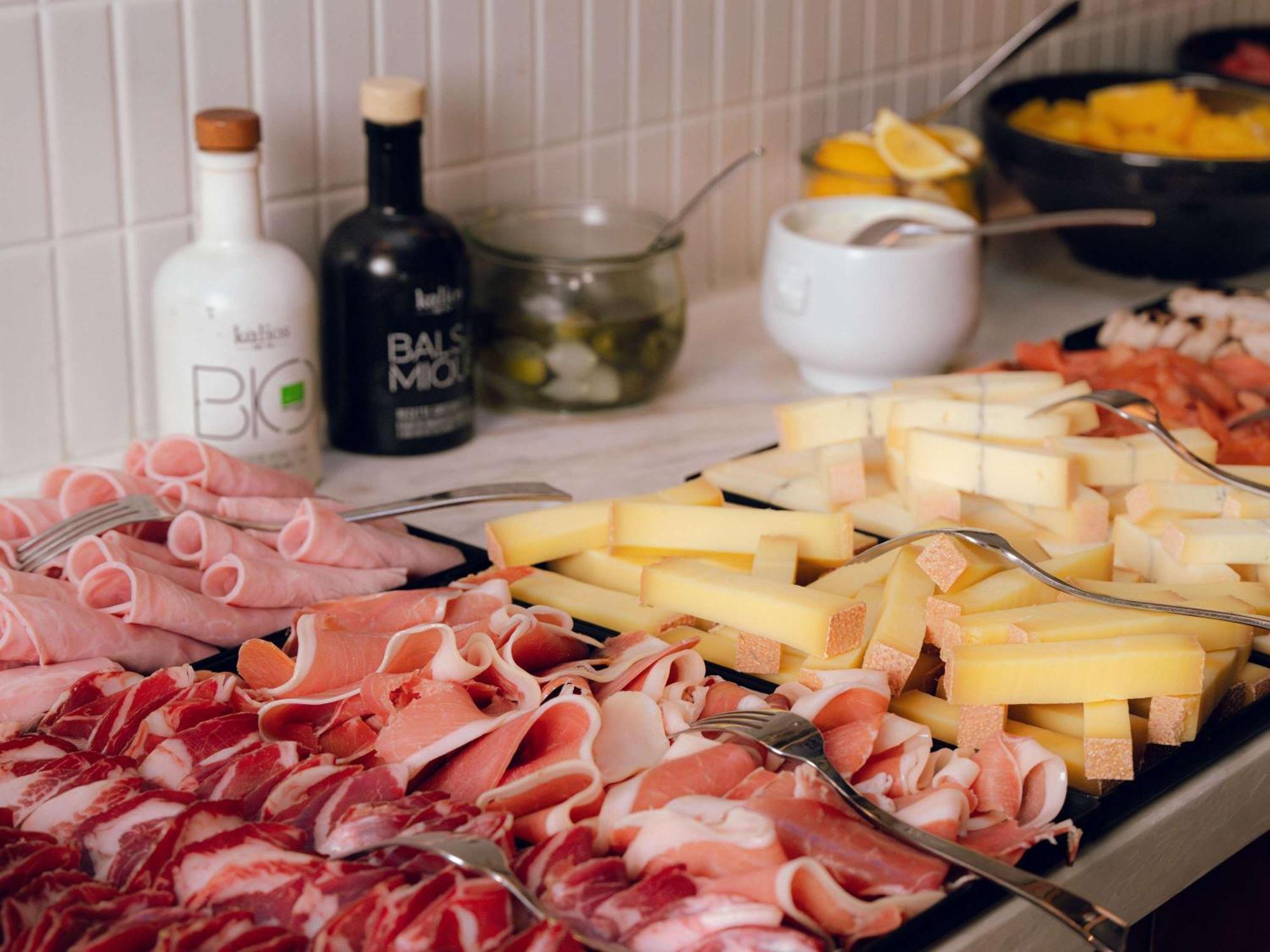 Nest Paris La Defense - Mgallery Puteaux Exteriör bild A selection of cured meats and cheeses