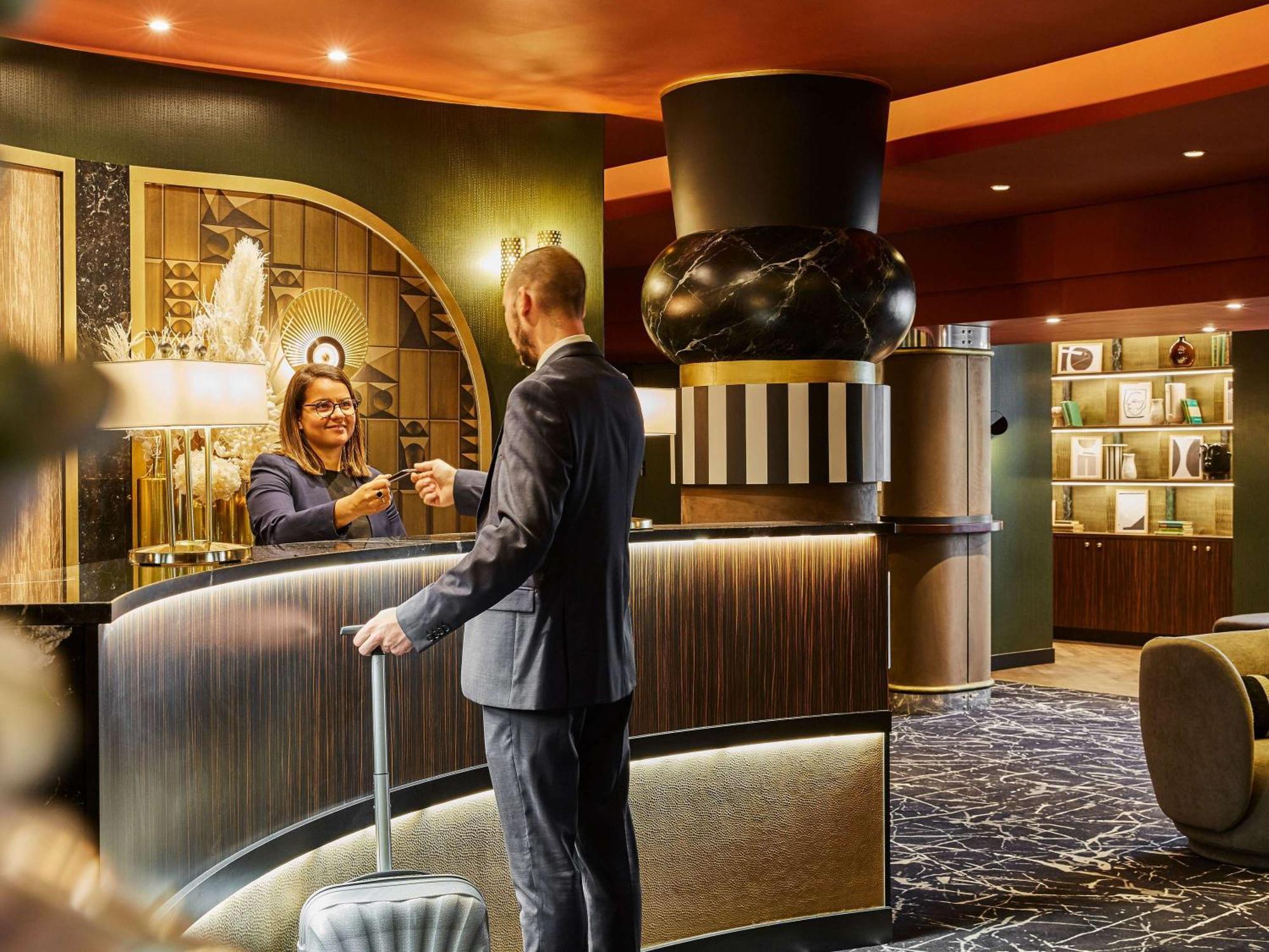 Nest Paris La Defense - Mgallery Puteaux Exteriör bild The reception of the hotel