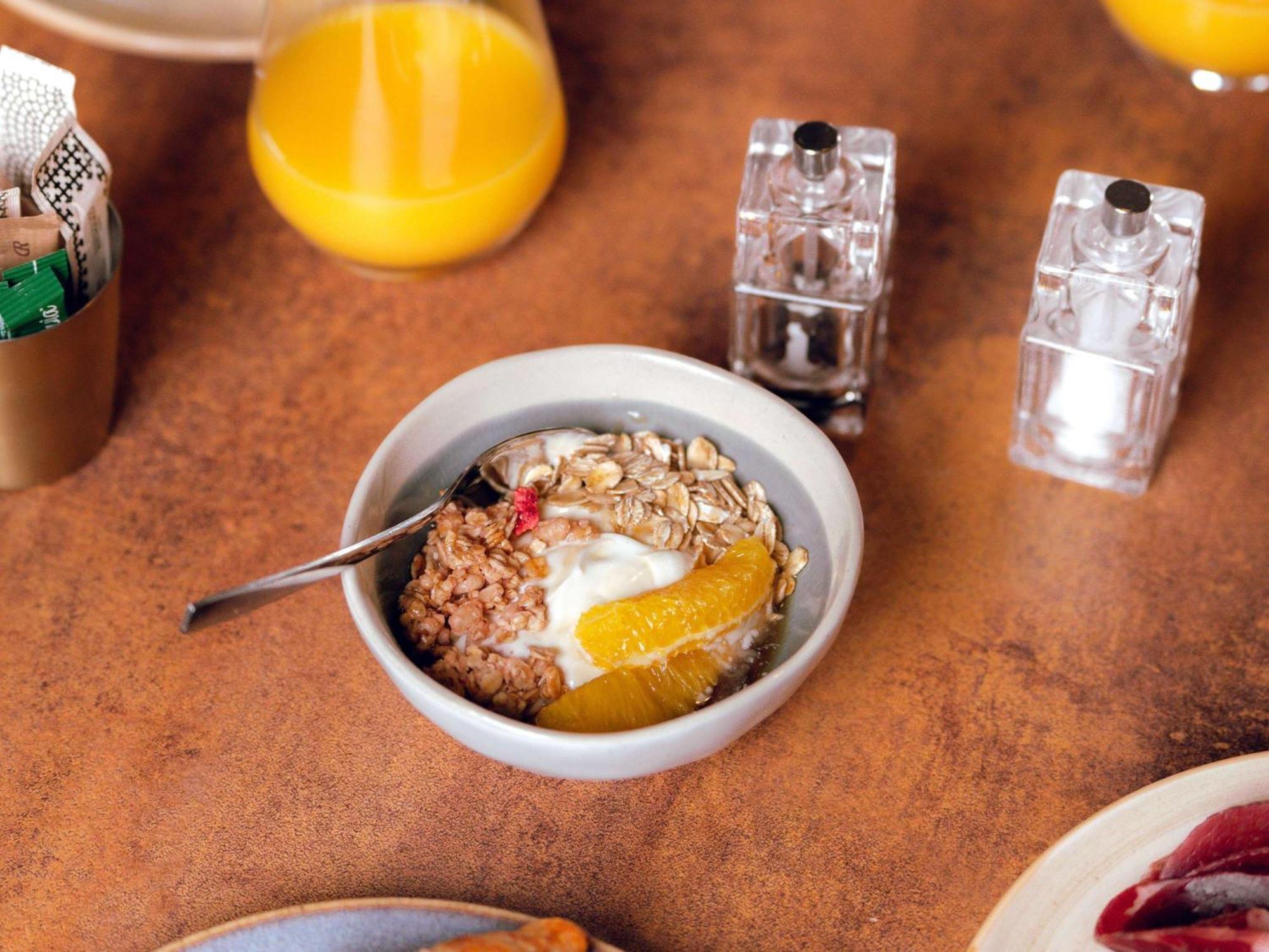 Nest Paris La Defense - Mgallery Puteaux Exteriör bild A bowl of muesli with yoghurt and fruit